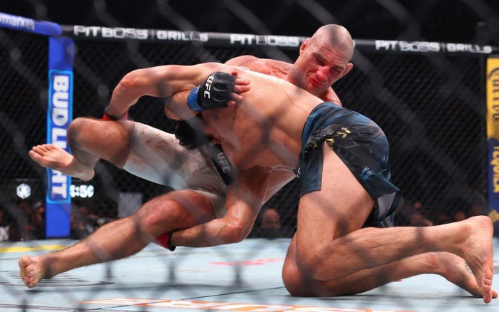 必赢体育-送车臣狼王生涯首败！UFC328中量级冠军战：斯特里克兰爆冷夺冠|奇马耶夫|凯文·加内特|肖恩-斯特里克兰|坎扎特-奇马耶夫|白大拿_新浪体育_新浪新闻